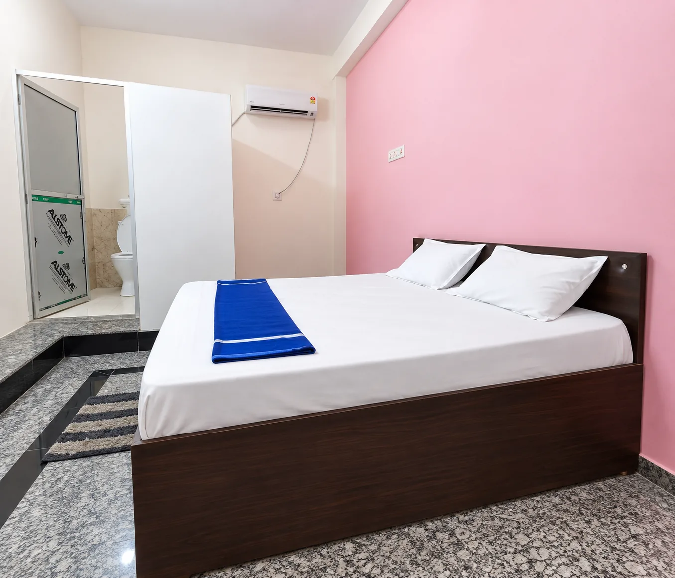 Crown Hotel in Gorkhpur - photo 4