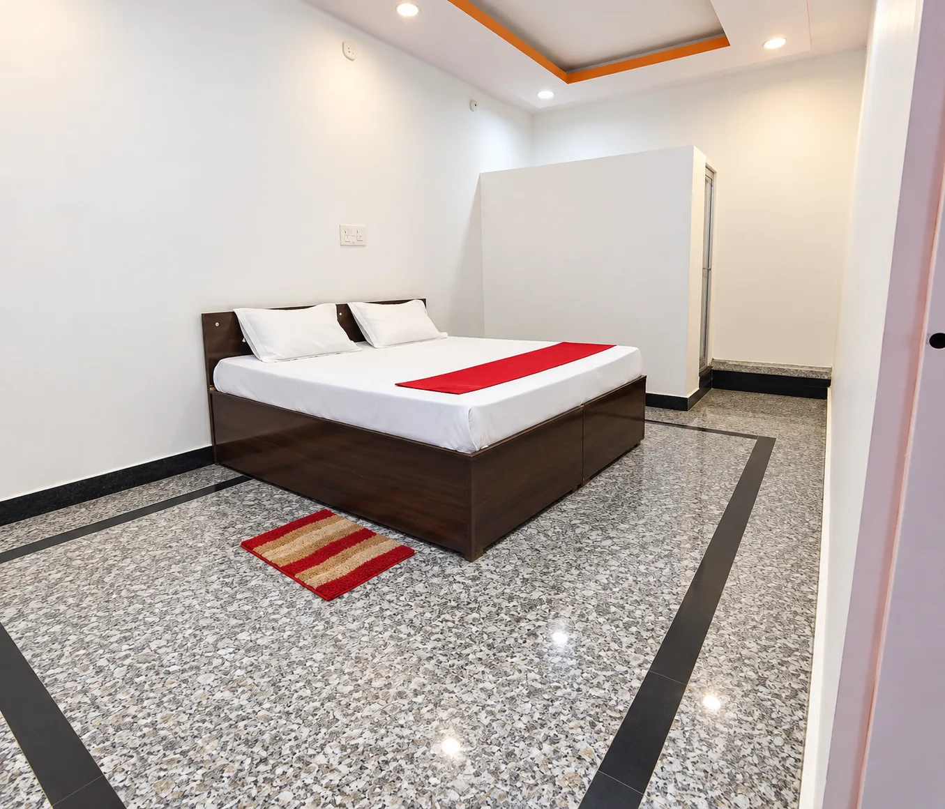 Crown Hotel in Gorkhpur - photo 5