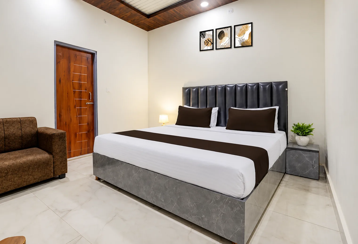 Hotel Aparna and Marriage Hall in Balrampur - photo 4