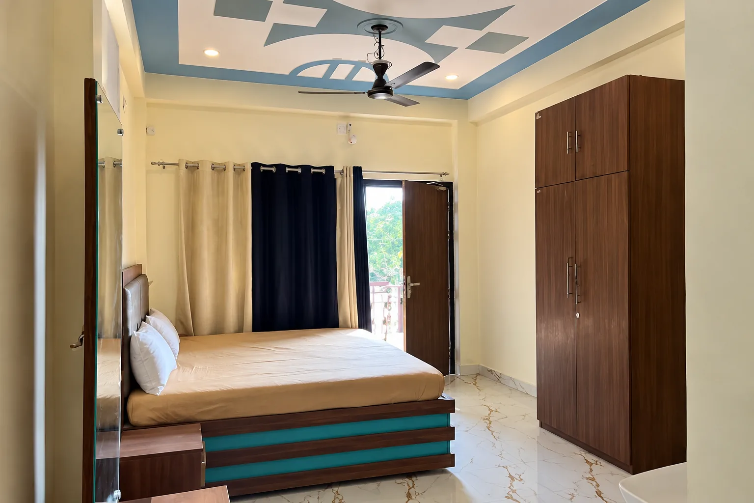 White stay House in Azamgarh - photo 4